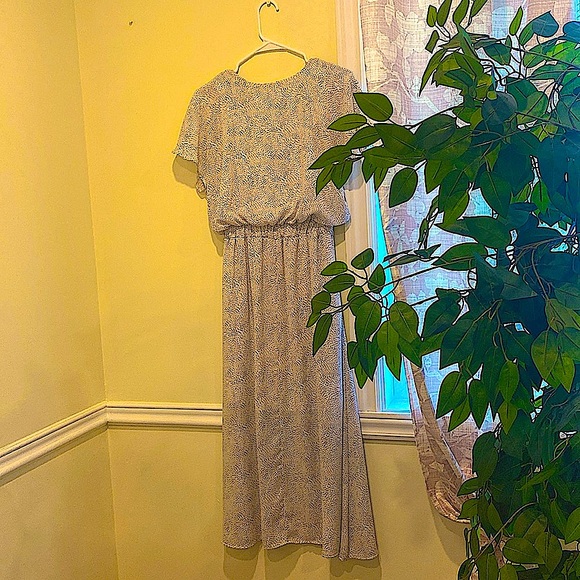 Discover our dress with no default - Picture 2 of 2